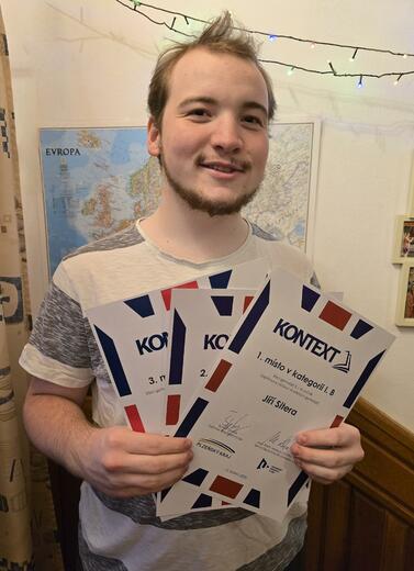 Jirka Sitera s diplomy z Kontextu.jpg